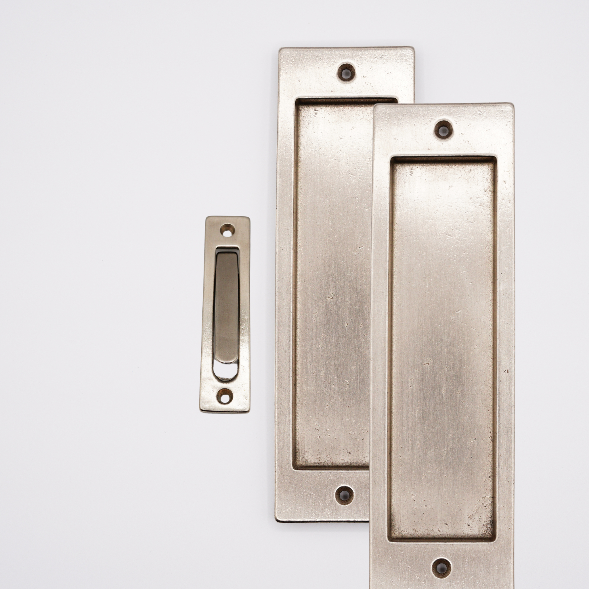 Flush pocket pull with edge pull
